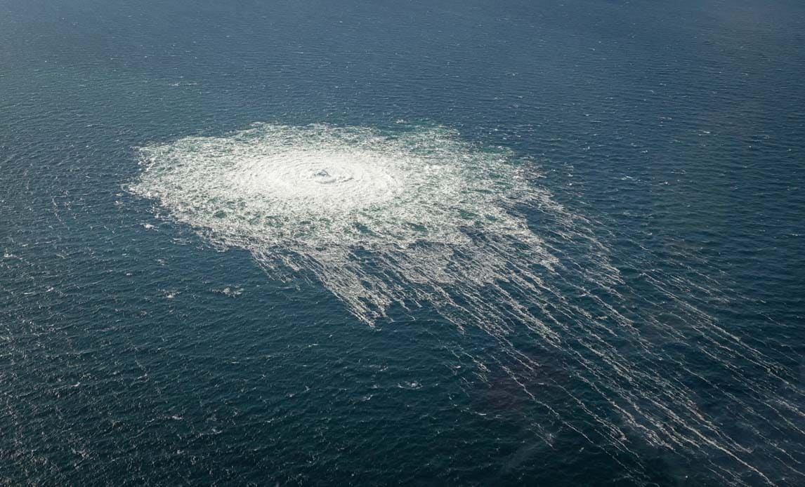 Аэрофотосъемка поверхности воды над местом утечки из газопровода «Северный поток — 2». Снимок сделан с борта F-16 Вооруженных сил Дании / ©Danish Defence